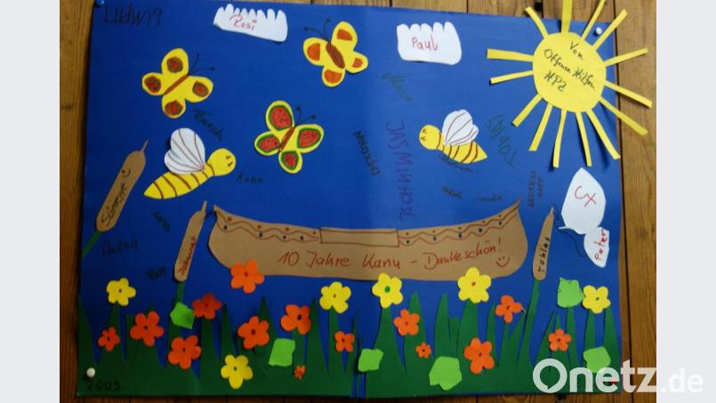 Mit einem selbstgebastelten „Dankeschön-Plakat“ verabschieden sich die Jugendlichen des HPZ bei den Weidener Kanuten. Bild: exb