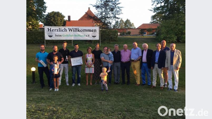 Bei der Siegerehrung wurden folgende Spieler geehrt (von links nach rechts):
Marian Ludwig, Jindrich Volmuth,Julien Buck, Daniel Wokensky, Christl Pirmanschegg, Sophie Hamisch, Philipp Maier, Manfred Tretter, Klaus Baumbach, Armin Goller, Dr. Wolfgang Ries, Dr. Manfred Wölfel, Thomas Schwirtz, Horst Röder. Es fehlen: Pascal Schwirtz, Sandra Gretschel und Margit Werner. Bild: GC Stiftland/exb