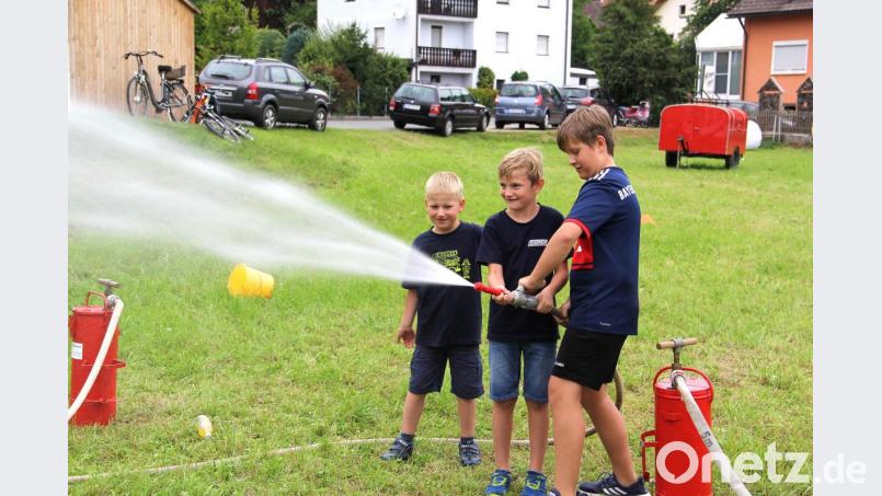 Einen Riesenspaß hatten die Kinder bei ihren spielerischen Löschübungen. So manches T-Shirt blieb da nicht trocken. Bild: boj