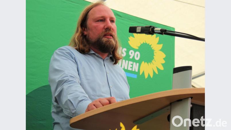 Grünen-Fraktionschef Anton Hofreiter am Sonntagnachmittag auf dem Kemnather Wiesenfest. Bild: Holger Stiegler