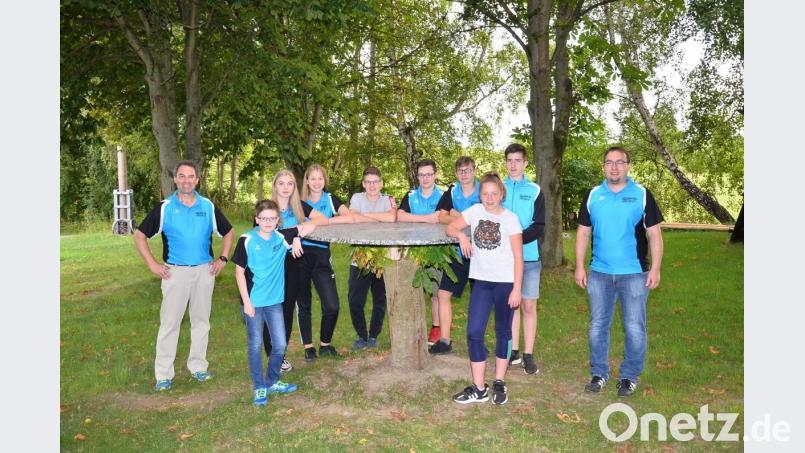 Mit Trainer Roland Helm (links) freut sich Florian Frischmann (rechts) als Vertreter des Bezirks über den neuen Schützen-Stützpunkt - quasi vor der Haustür - und die daraus resultierenden Erfolge des Nachwuchs. Bild: fjo