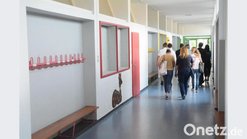 Fördervereinsmitglieder, Elternbeiräte und CSU-Vertreter beim Gang durch die Rehbühlschule. Der Ortstermin von Anfang August schlägt jetzt hohe Wellen. Bild: Gabi Schönberger