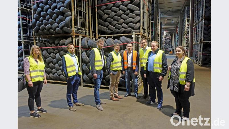 Vor Tausenden von Reifen (von links): Laura Zeitler (JU-Bezirksvorstandsmitglied und Schwester von Benjamin Zeitler), Severin Hirmer, Markus Bäumler, Benjamin Zeitler, Estato-Geschäftsführer Alexander Prokein, Christian Doleschal, JU-Bundesvorsitzender , Tilman Kuban und Susanne Hayo. Bild: Wieder