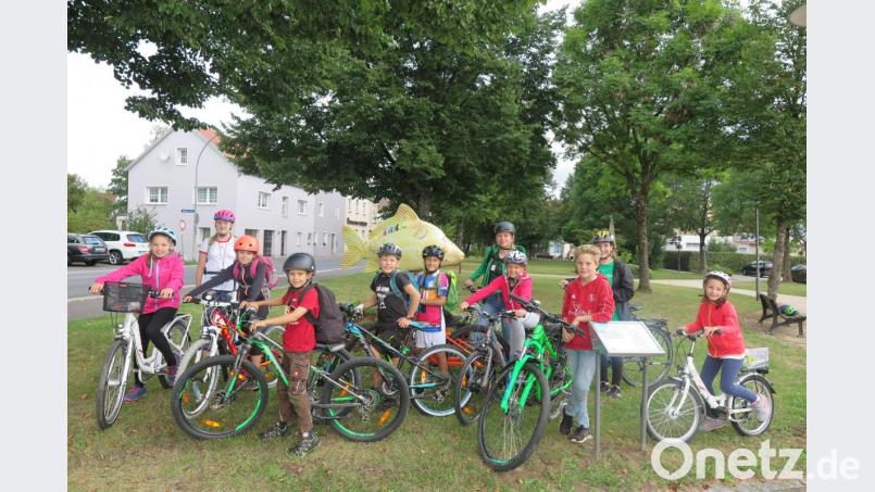 In der Bürgermeister-Metschnabl-Anlage, beim Karpfen „Drucker-Ei‘“, der zweiten Skulptur auf dem Phantastischen Karpfenweg, starteten die Betreuerinnen Thea Ferber und Denise Kühnel (hinten von rechts) mit den Kindern die GPS-Tour. Bild: jzk