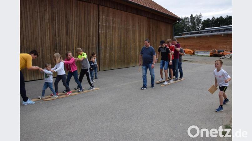 Klein gegen Groß - mit etwas Unterstützung gewannen die Kleinen beim Sommerskifahren. Bild: fla