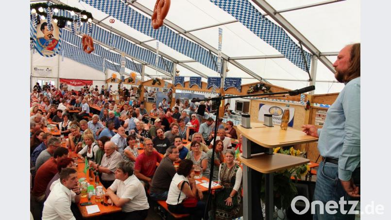 Grünen-Fraktionschef Anton Hofreiter setzte in seiner Rede beim Kemnather Wiesenfest viel auf Inhalte, weniger auf Attacken. Bild: stg