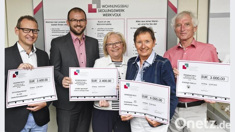 Insgesamt 15 000 Euro spendete die Werkvolk-Genossenschaft für wohltätige Zwecke. Von links: Wolfgang Erb, Sebastian Schuster, Marianne Gutwein, Dagmar Kierner und Bernhard Saurenbach. Bild: Petra Hartl
