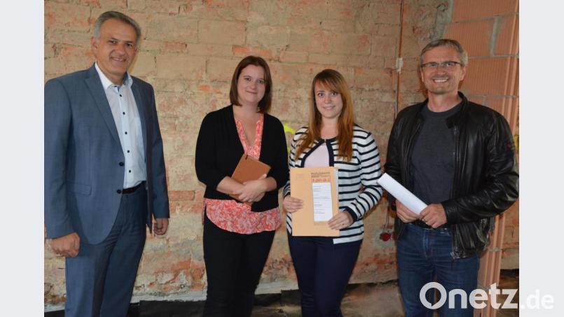 Im Erdgeschoss wird eine barrierefreie und rollstuhlgerechte Wohnung untergebracht. Hier wird sie von (von links) Bürgermeister Roland Grillmeier, Christiane Bleistein (Seniorenbüro), Franziska Heinrich (Bauamt) und Architekt Thomas Sticht präsentiert. Bild: jr