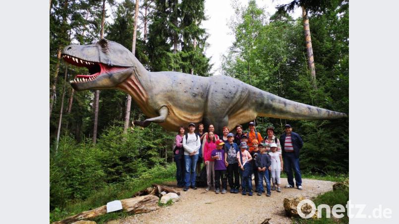 Total beeindruckt waren die Kids von der Größe der Urzeitgiganten Bild: stn