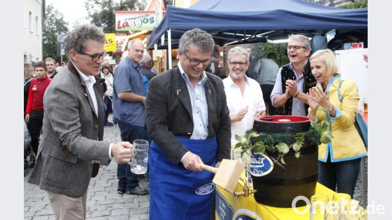 "Ozapft is". Ein Schlag genügte Bürgermeister Martin Birner beim Bieranstich zur Eröffnung des Neunburger Altstadtfestes. Dafür gab es anerkennenden Beifall. Bild: Hirsch