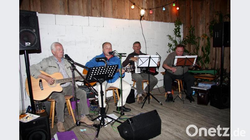 „Zeitlos“ aus Mitterteich sorgte beim Weinfest des Opel-Clubs Schönhaid für die passende Musik. Bild: wro