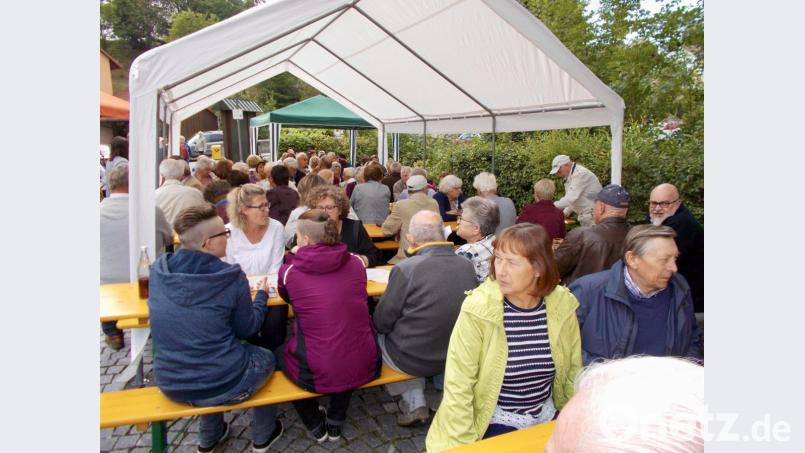 Unter den Zelten sind die Plätze rar. Bild: arw