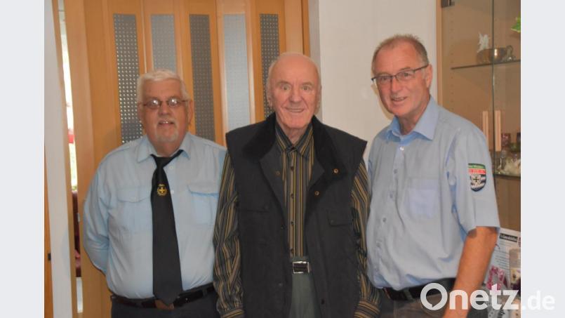 Alfons Landgraf (1883 Rothenstadt), Jubilar Willi Sambale, und Peter Ertl (7er-Kameradschaft). (von links) Bild: hcz