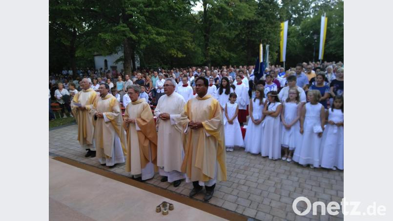 Fahnen, Kommunionkinder in Festkleidern und eine unüberschaubare Menge an Gläubigen feierten den Abschlusssgottesdienst am Freialtar mit. Bild: mma