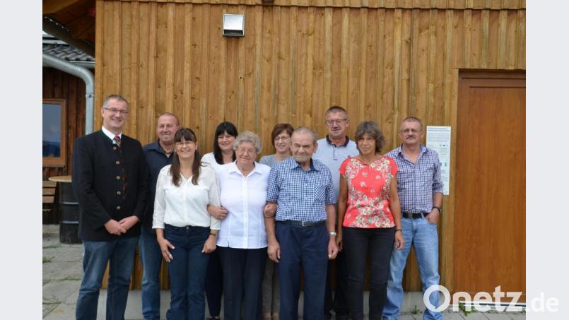 Zweiter Bürgermeister Franz Grabinger (links) gratulierte Hildegard Beinhölzl (Mitte) zusammen mit Ehemann Xaver, den drei Söhnen und den vier Töchtern zum 80. Geburtstag. Bild: ga