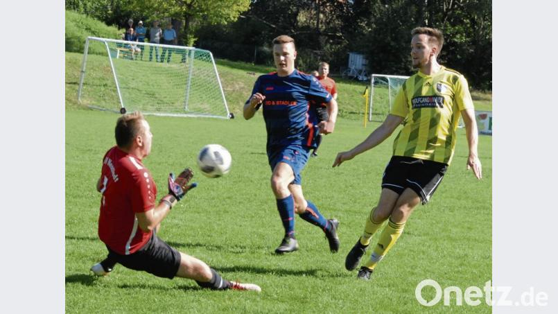 Im Neustädter Derby feierte die DJK einen klaren 4:0-Erfolg gegen den ASV. Hier erzielt Philipp
Gerlach (rechts) das 2:0, Torwart Ondrej Kaspar und Erik Wiesenbacher haben das Nachsehen. Bild: gb