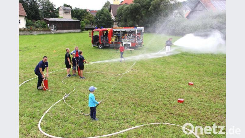 Einen Riesenspaß hatten die Kinder bei ihren spielerischen Löschübungen. So manches T-Shirt blieb da nicht trocken. Bild: boj
