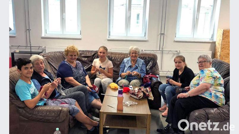 Tipps und Tricks zum Stricken bekamen die Kinder von Damen aus der Runde "Aktuelle Stunde". Bild: Stadt Marktredwitz/exb