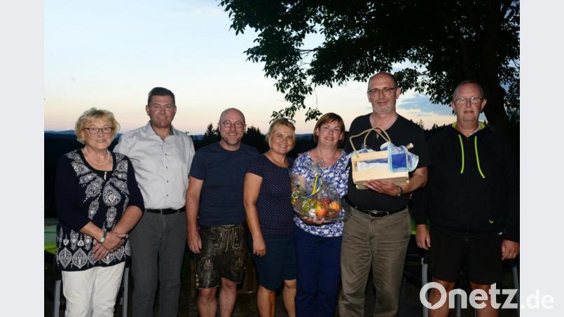 Seniorchefin Erika Grötsch, Bürgermeister Rainer Rewitzer, Thomas Grötsch, Elfriede Grötsch (von links) und Helmut Lang, Sohn der Gastgeberin Maria Lang in der Kinder- und Jugendzeit von Bettina Lampertius (rechts) freuen sich über die Treue des Berliner Ehepaares, das als Zeichen des Dankes Geschenke erhalten hat. Bild: bey