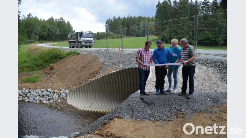 Am aufwendigen Durchlass der Luhe bespricht Bürgermeister Anton Kappl (links) mit Ingenieur Dietmar Hammerl (rechts) die weiteren Planungen. Alles läuft super. Bild: fz