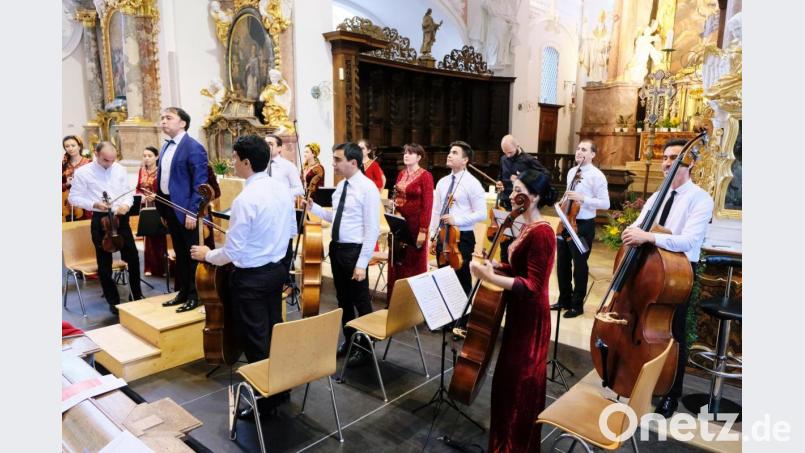 Wärme und sinnspendenden Trost gewährten bei einem Musikabend für die Seele das Kammerorchester Turkmenistan unter Leitung von Rasul Klychev und die Solisten Samir Rzayev (Violine), Yusup Ovezov (Klarinette) und Leyli Okdirova (Sopran) Bild: do