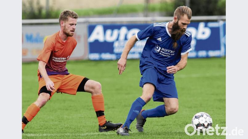 Felix Lindner vom SV Schönkirch (links) versucht dem Flosser Nikolas Feiler den Ball abzujagen. Das Derby endete torlos 0:0. Bild: Büttner