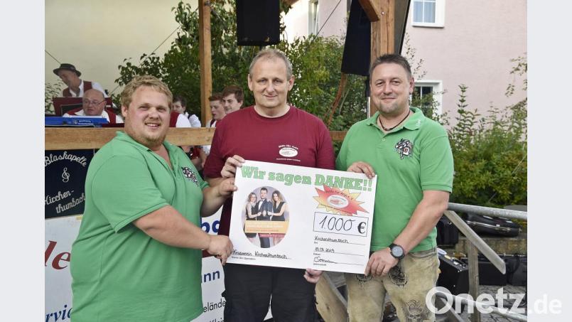 Kirwa-Vorsitzender Timo Müller, Michael Sporrer vom Verein "Hilfe für Anja" und Uwe Pfennig bei der Übergabe der 1000-Euro-Spende. Bild: jma