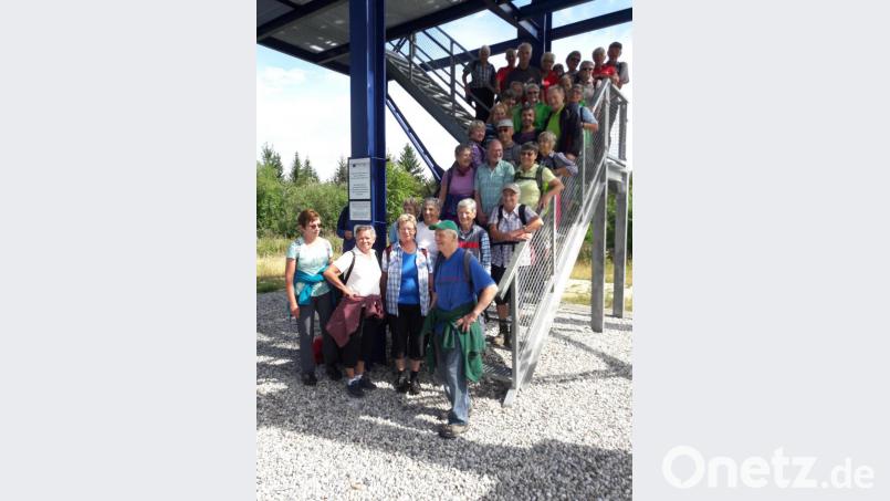Vor dem Aussichtsturm auf dem Havran gruppierten sich die Wanderer zum Erinnerungsbild. Bild: exb