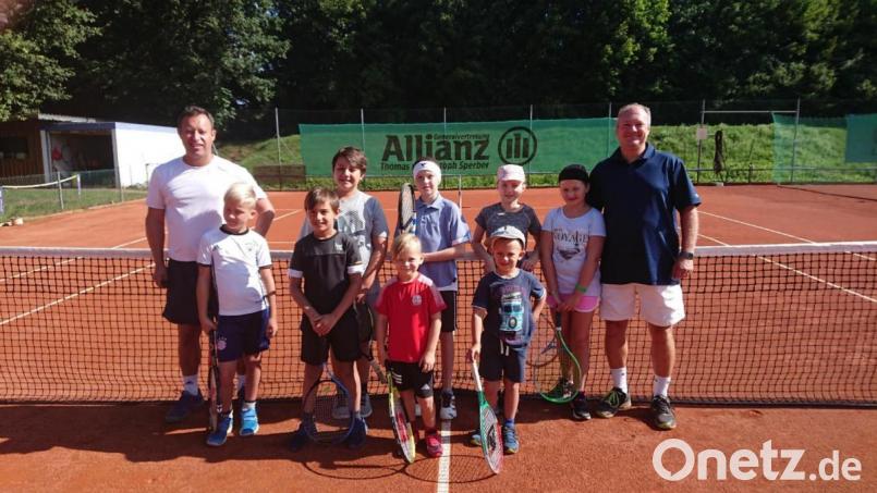 Die acht Schnupper-Tennisspieler wollen wiederkommen, versichern sie den Betreuern. Bild: exb