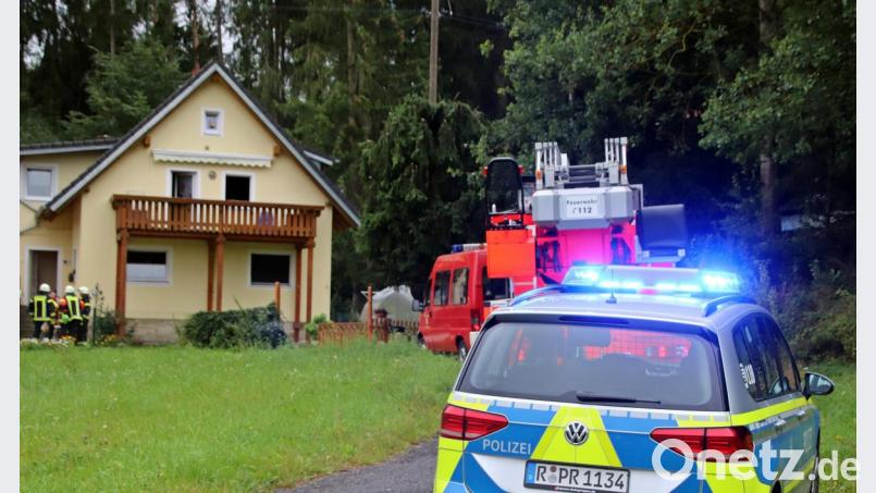 Auch eine Streife der Polizeiinspektion Eschenbach war vor Ort, als in Metzenhof ein Schwelbrand gemeldet wurde. Bild: jma