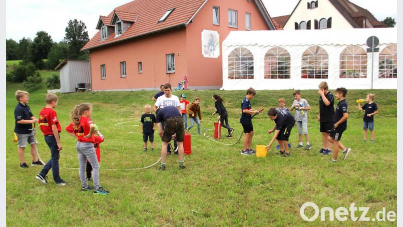 Einen Riesenspaß hatten die Kinder bei ihren spielerischen Löschübungen. So manches T-Shirt blieb da nicht trocken. Bild: boj