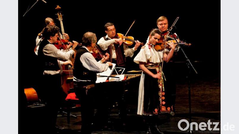 Marketa Janoušková präsentiert mit der Jirí-Janoušek-Zymbalgruppe mitreißende Folklore am Sonntag, 25. August, bei den Wurzer Sommerkonzerten. Bild: exb