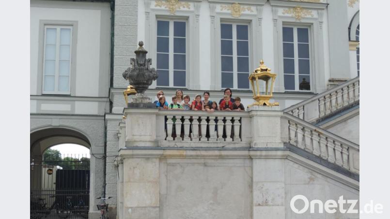 Der Treppenaufgang zum Schloss Nymphenburg bietet einen eindrucksvollen Blick auf den Schlosspark. Davon überzeugten sich die Teilnehmer an der Fahrt des Kreisjugendamts. Bild: exb