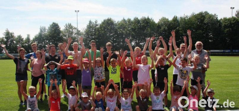 Das Ferienprogramm des Turnerbundes wurde von zahlreichen Betreuern unterstützt. Begrüßt wurden die Akteure von Vorsitzendem Gerhard Priemer (rechts). Bild: wro
