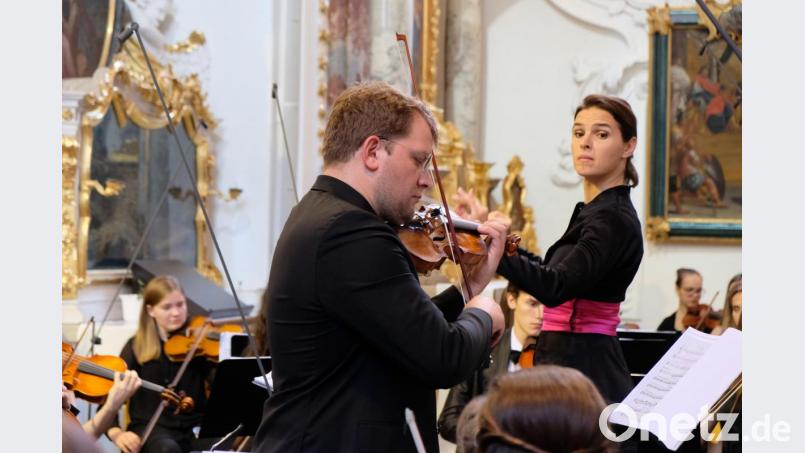 Ein Duo mit internationalem Ansehen: Dirigentin Oksana Lyniv und Stargeiger Valeriy Sokolov. Bild: do