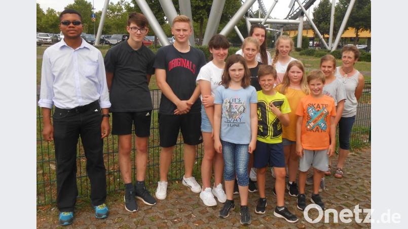 Kaplan Justin Kishimbe (links) und Claudia Porst (rechts) begleiteten die Immenreuther Ministranten durch den Europapark Rust in Baden-Württemberg. Bild: mez