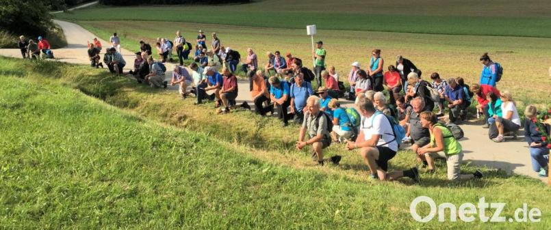 Beim Kniefall: Wallfahrtsleiter Johann Bauer (mit Mikrophon) betet das Gebet “Maria ich grüße dich”. Bild: bjo