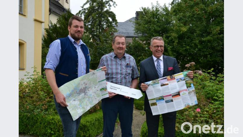Tourist-Inf-Leiter Ludwig Bundscherer, Rudi Ehstand und Bürgermeister Franz Stahl stellen die neue Tirschenreuther Wanderkarte vor. Bild: szl
