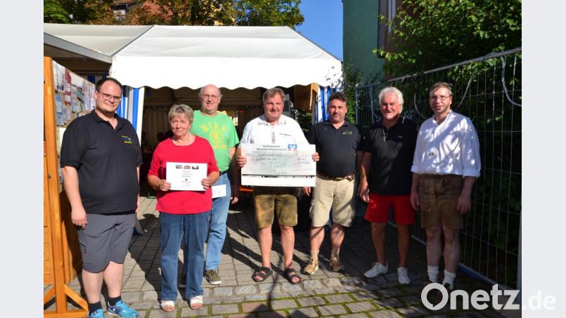 Den Gewinnern des CSU-Preisschafkopfes gratulierten Bürgermeister und stellvertretender Vorsitzender Hermann Ach, Spielleiter Mike Steger, Organisator Sandro Stefinger (von rechts) sowie Ortsgeschäftsführer Stefan Brandmiller (links). Bild: gi