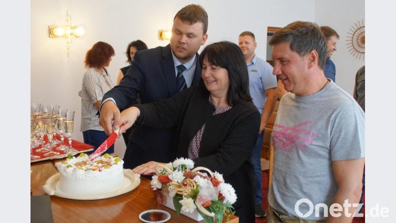 Martin Kopecký und Birgit Höcherl beim Anschneiden der Festtagstorte. Bild: mmj
