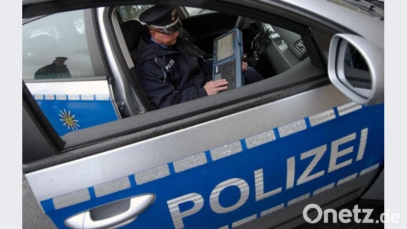 Die Polizei ermittelt wegen eines Autodiebstahls. Symbolbild: Arno Burgi dpa/lsn