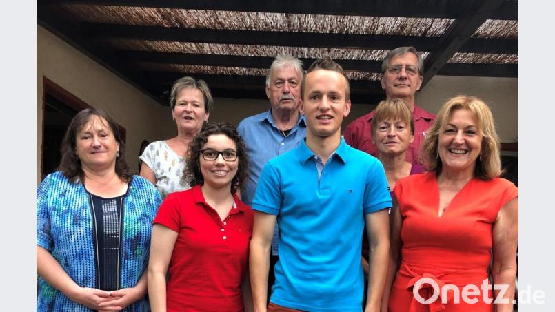 Nach der Neuwahl (von links): MdB Marianne Schieder, Gertraud Scharf, Chiara Haubelt, Georg Rottenkolber, Martin Bauer, Katharina Bauer, Franz Probst und Lydia Magdalena Schimmer. Bild: exb