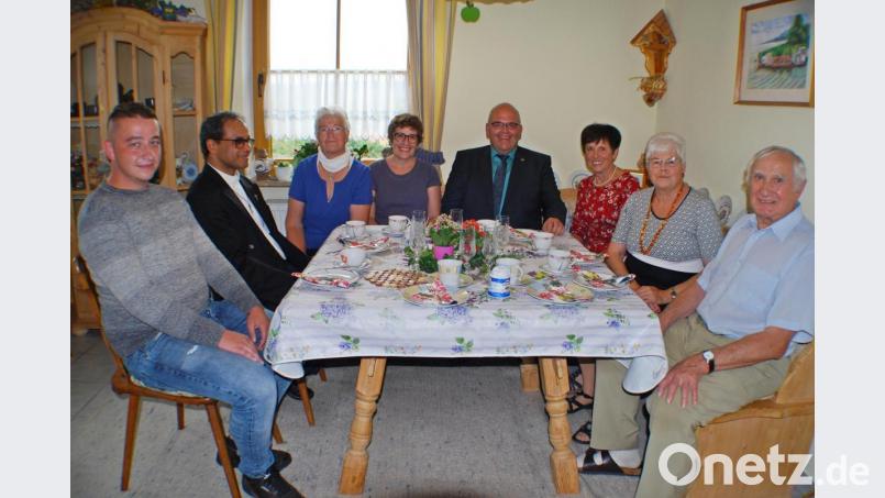Marianne Philipp (Zweite von rechts) feierte ihren 80. Geburtstag. Es gratulierten Partner Georg Helm, Edeltraud Köstler in Vertretung des Pfarrgemeinderates, Bürgermeister Klaus Meyer, Seniorenbeauftragte Beate Ott, Elfriede Fastner, Pfarrer George Parankimalil und der stellvertretende Vorsitzende des OWV Thomas Küblböck (von rechts) Bild: enz