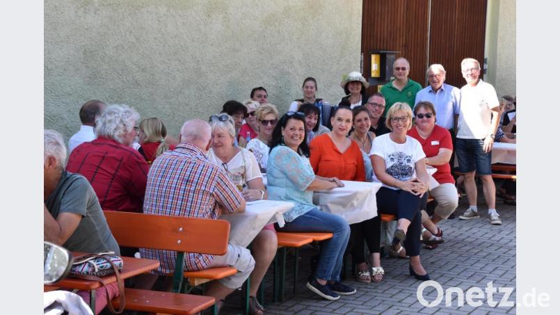 Vorsitzende Rosi Polland (hinten, mit Hut) freute sich über den zahlreichen Besuch beim Sommerfest der "Höhe 309". Bild: hcz