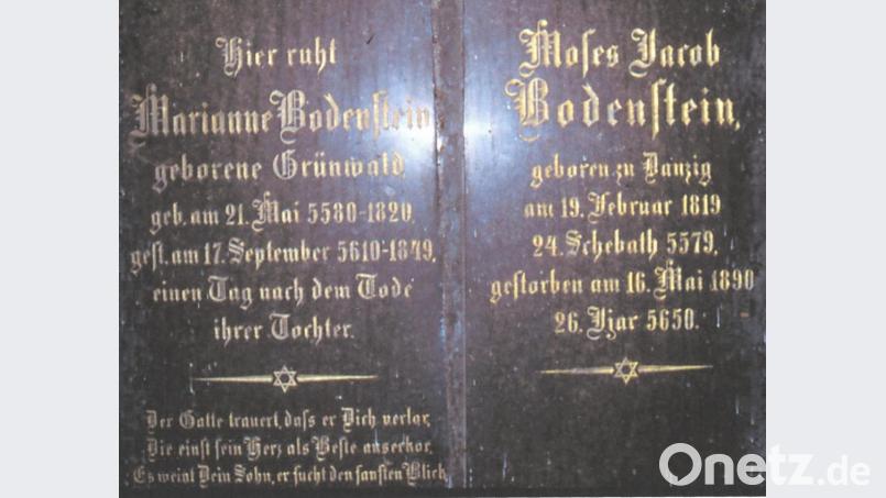 Die Grabsteine eines nebeneinander begrabenen Ehepaares. Die Datierung erfolgte nach hebräischem und gregorianischem Kalender. Archivbild: Dieter Dörner
