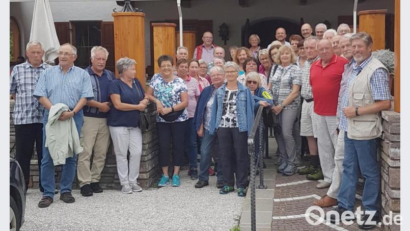Die Wandergruppe des Oberpfälzer Waldvereins Rothenstadt am Eingang zum Wirtshaus „Marie“ in Achenwald Bild: fsb