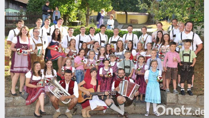 Kirwaleit und Kirwakids mit der Kirwamusi betreiben beste Werbung für die Rosswampen-Kirwa am Samstag und Sonntag in Woppenrieth. Archivbild: es