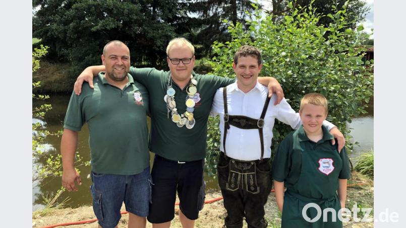 Zur Proklamation des neuen Fischerkönigs Marco Meierhöfer (Zweiter von links) gratulieren erster Vorsitzender Tobias Hacker (Zweiter von rechts) mit seinem Junior Tamino und zweitem Vorsitzender Urban Zirngibl (links). Bild: bgm