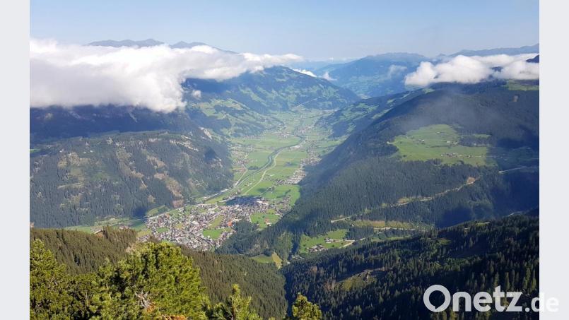 Blick ins Zillertal mit Mayrhofen vom Wandergebiet „Ahorn“ aus Bild: fsb