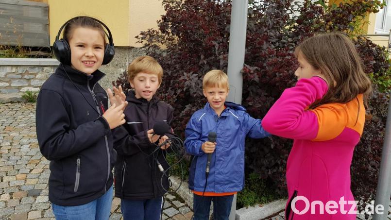 Professionell ausgerüstet mit Aufnahmegerät, Mikrofon und Kopfhörer machten sich die Kinder auf, um beim Ferienprogramm in Neusorg eine Umfrage durchzuführen. Bild: öt